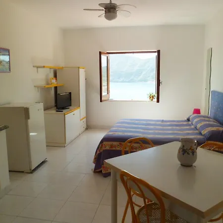 Appartamento In Canneto (Lipari)